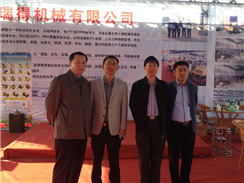 中國建筑機械協(xié)會會長張小軒在福瑞得機械產品展位親切交談