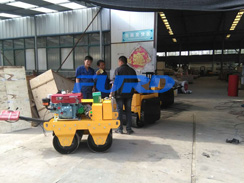 福瑞得機(jī)械手扶雙輪壓路機(jī)，二次結(jié)構(gòu)澆筑泵及時(shí)包貨