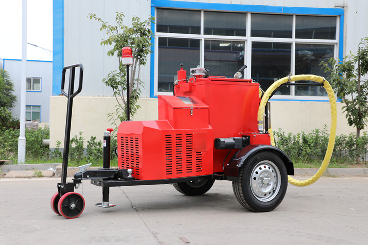 雨季未結(jié)束前，灌縫都是公路養(yǎng)護的主要工作